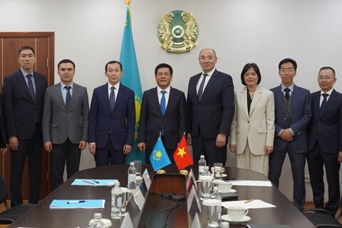 Bộ trưởng Nguyễn Hồng Diên làm việc với Bộ trưởng Bộ Công nghiệp và Xây dựng Kazakhstan